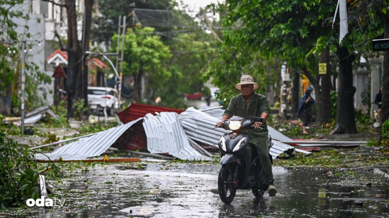vietnam-alarmda-500-bin-kisiye-tahliye-emri-CkAAD9LI.jpg