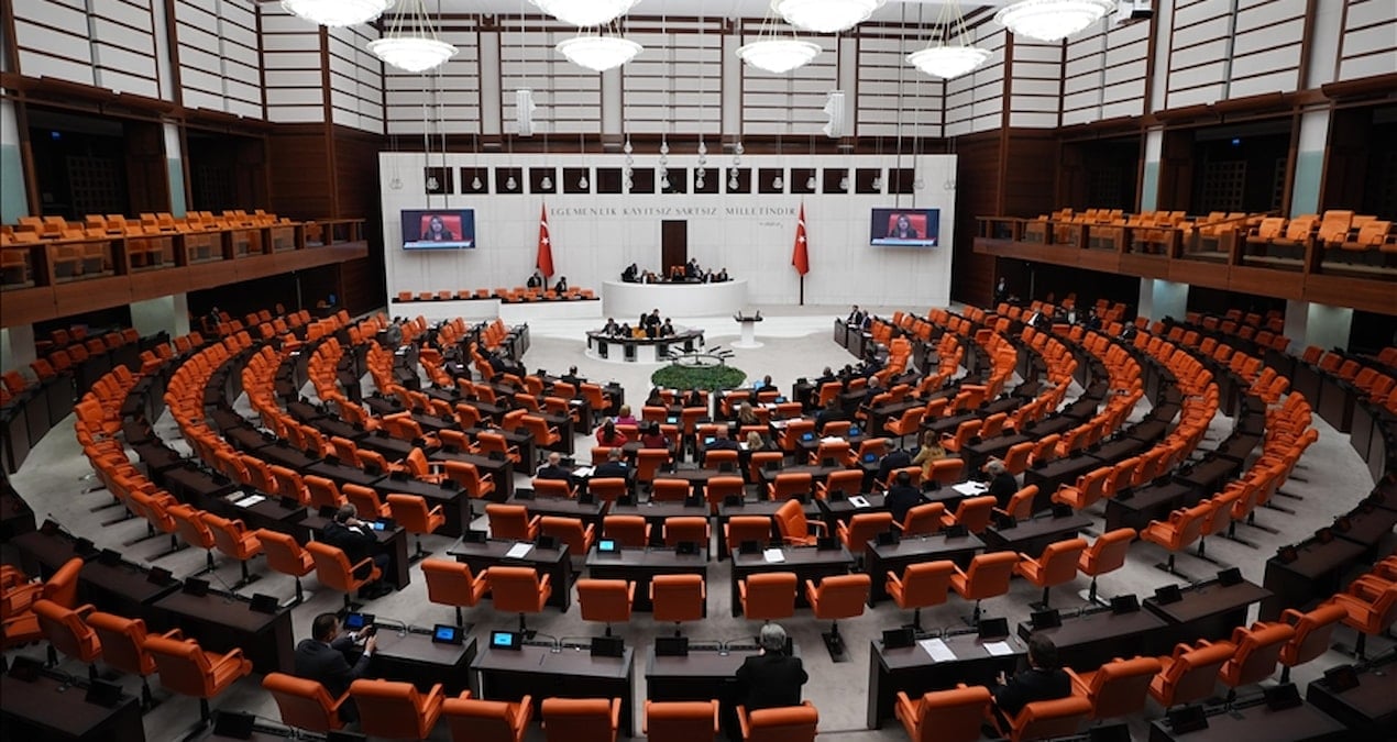 CHP’nin masasındaki anket doğru çıkarsa Meclis’te sadece 2 parti kalacak!