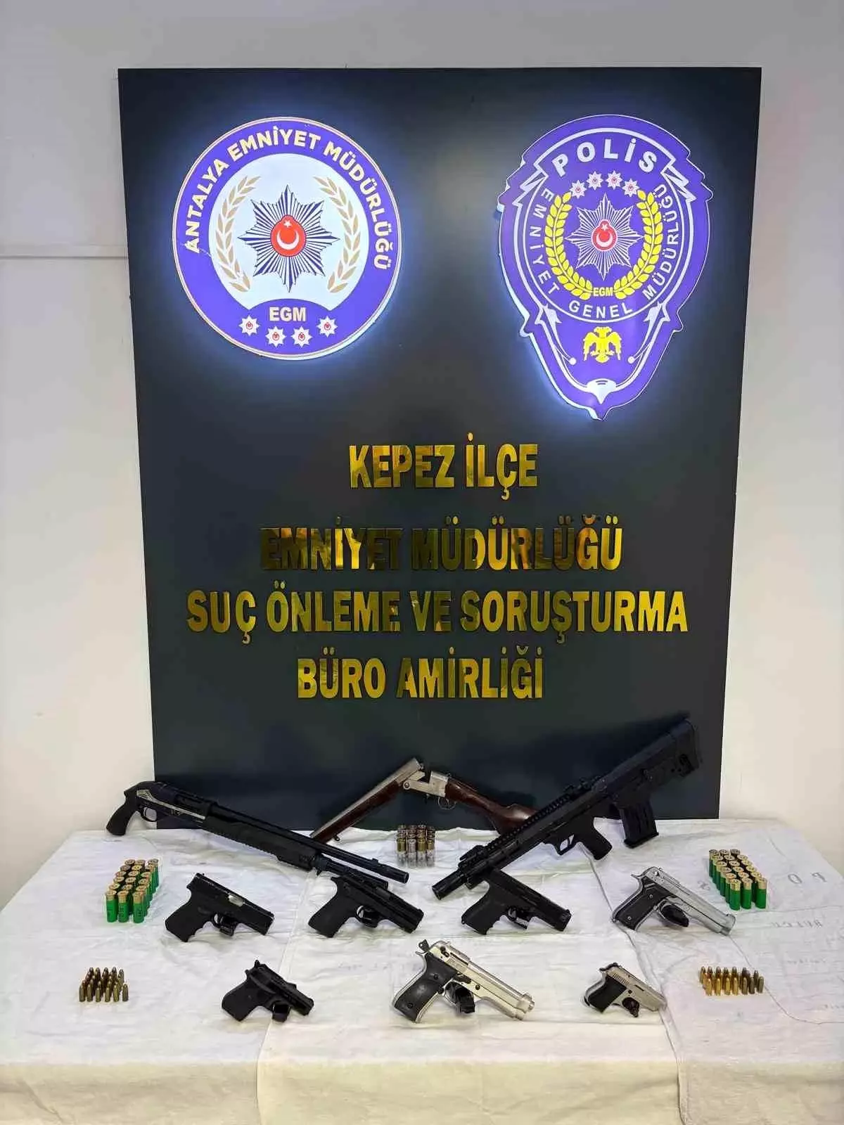 Antalya’da Huzur Operasyonu: 7 Ruhsatsız Tabanca ve Mühimmat Ele Geçirildi