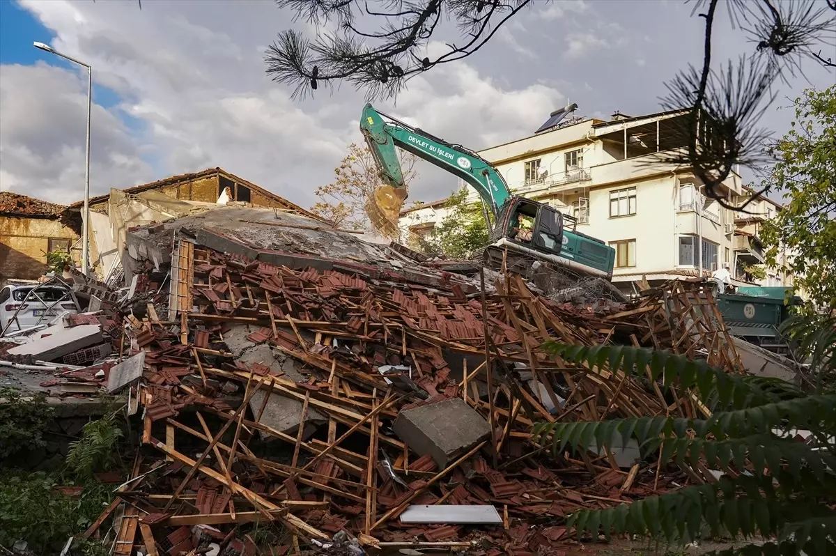 Sındırgı’da Deprem Sonrası Enkaz Kaldırma Çalışmaları Başladı