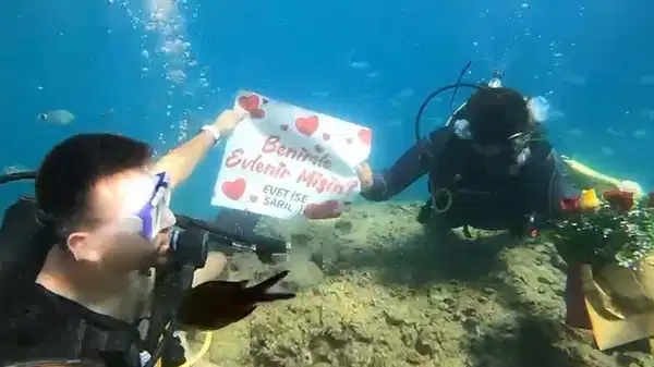 Su altında evlilik teklifi yapıp, yüzük taktı