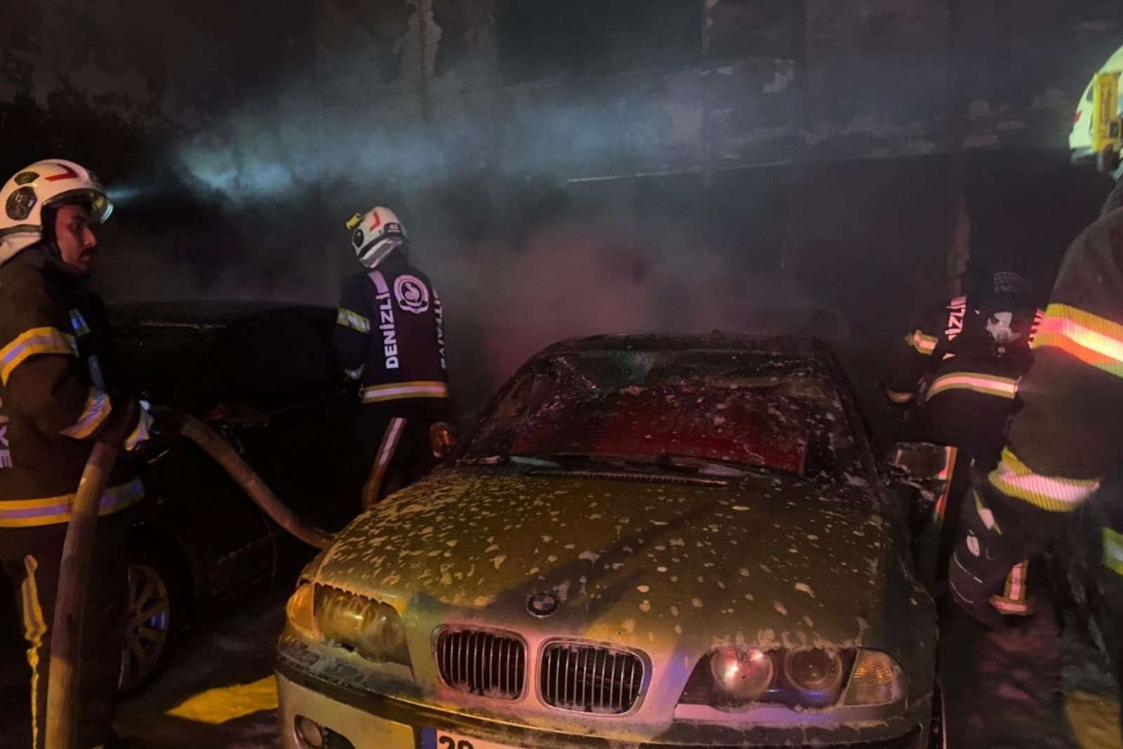 Denizli’de oto galeride 5 lüks otomobil yanarak zarar gördü