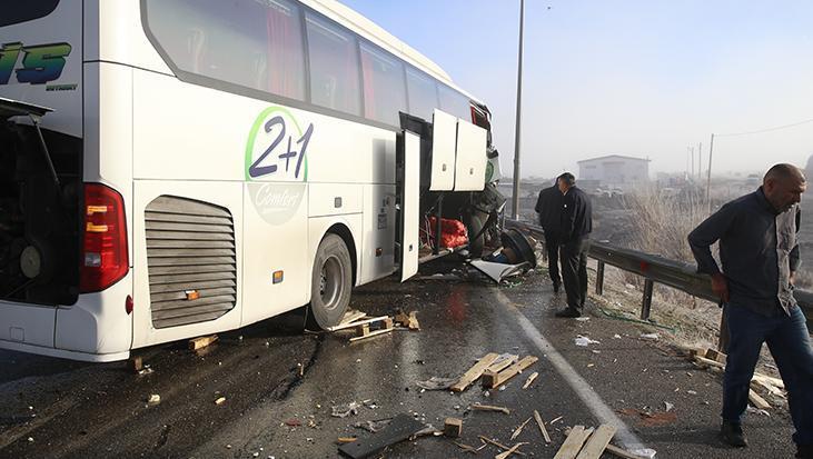 Erzurum’da yolcu otobüsü ile TIR çarpıştı: 11 kişi yaralandı
