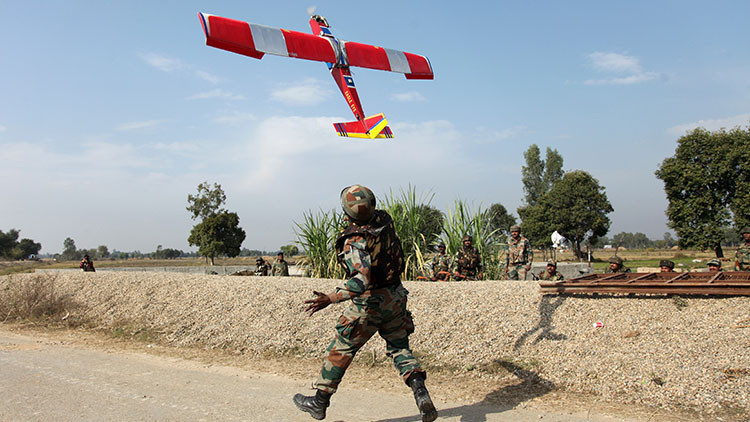 Hindistan’da eğitim uçağı düştü