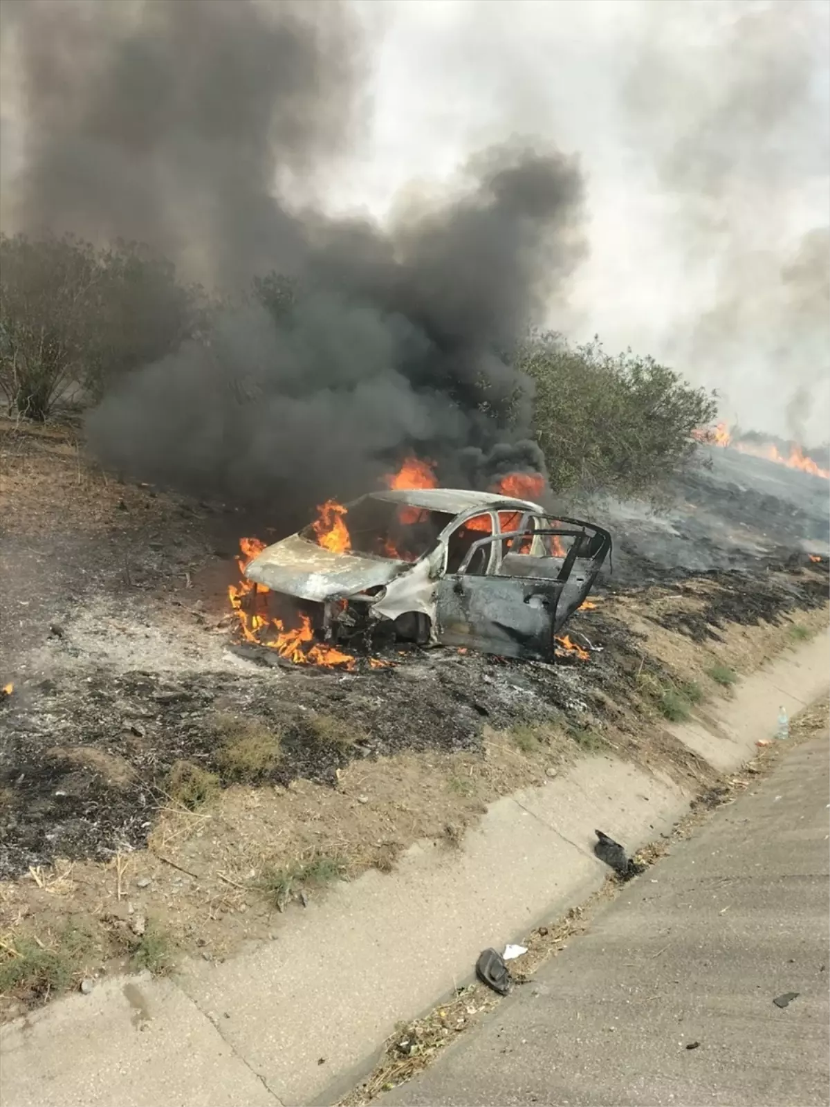 Mersin’de Yangın: Otomobil Alev Aldı, Anne ve İki Çocuğu Hastaneye Kaldırıldı