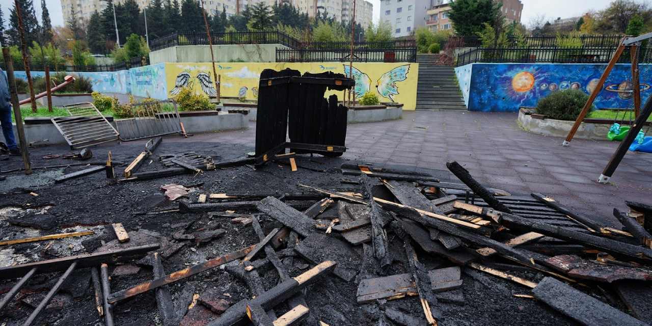 Beylikdüzü’nde parklara art arda saldırı: Bankları devirdiler oyuncakları yaktılar!