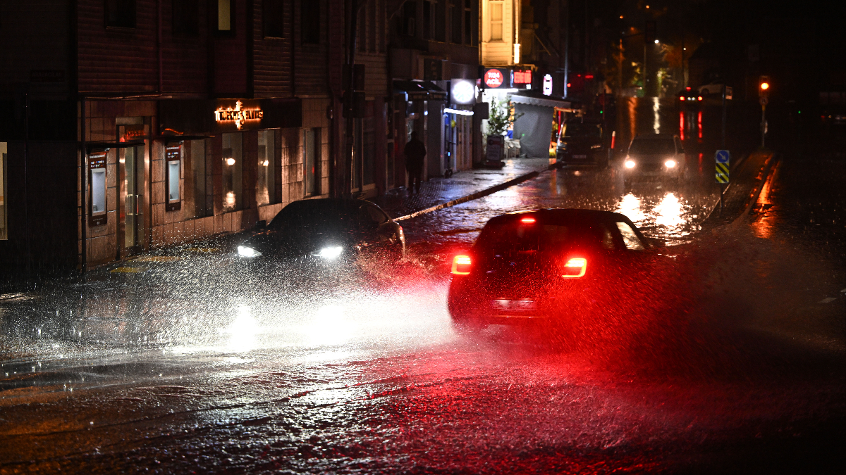 İstanbul’u sağanak yağış vurdu: Rögarlar taştı, metro istasyonu sular altında kaldı