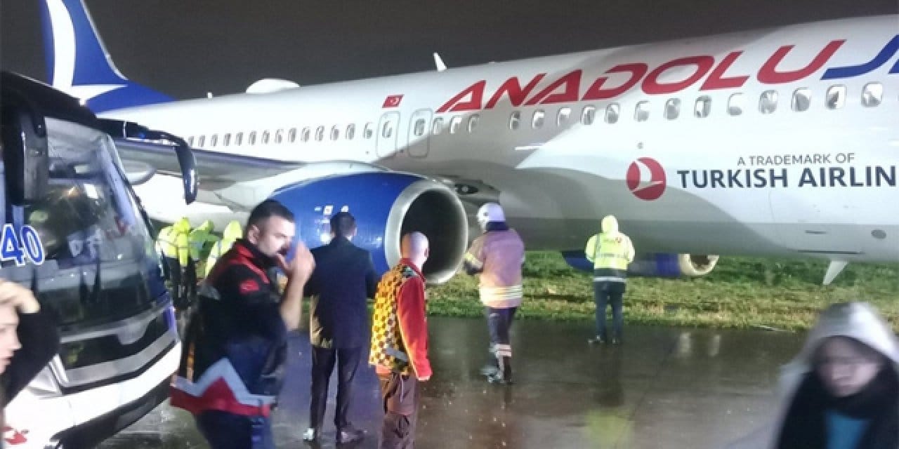 Sabiha Gökçen’de korkutan olay: İniş yapan AJet uçağı pist dışına kaydı