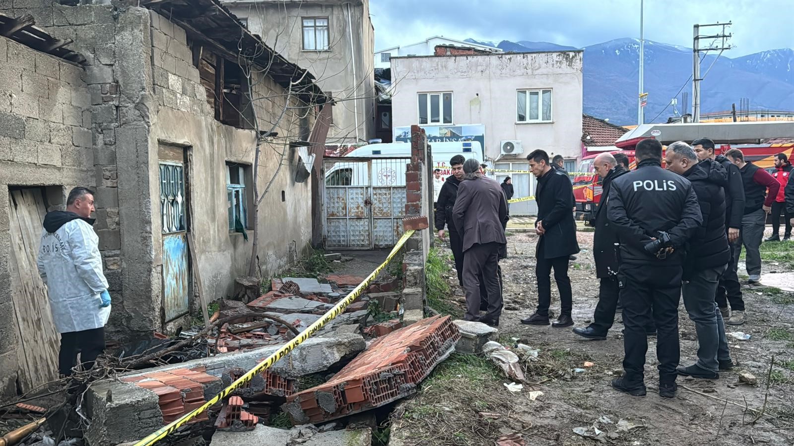 Bursa’da lodos can aldı. Yıkılan duvarın altında kalan genç öldü