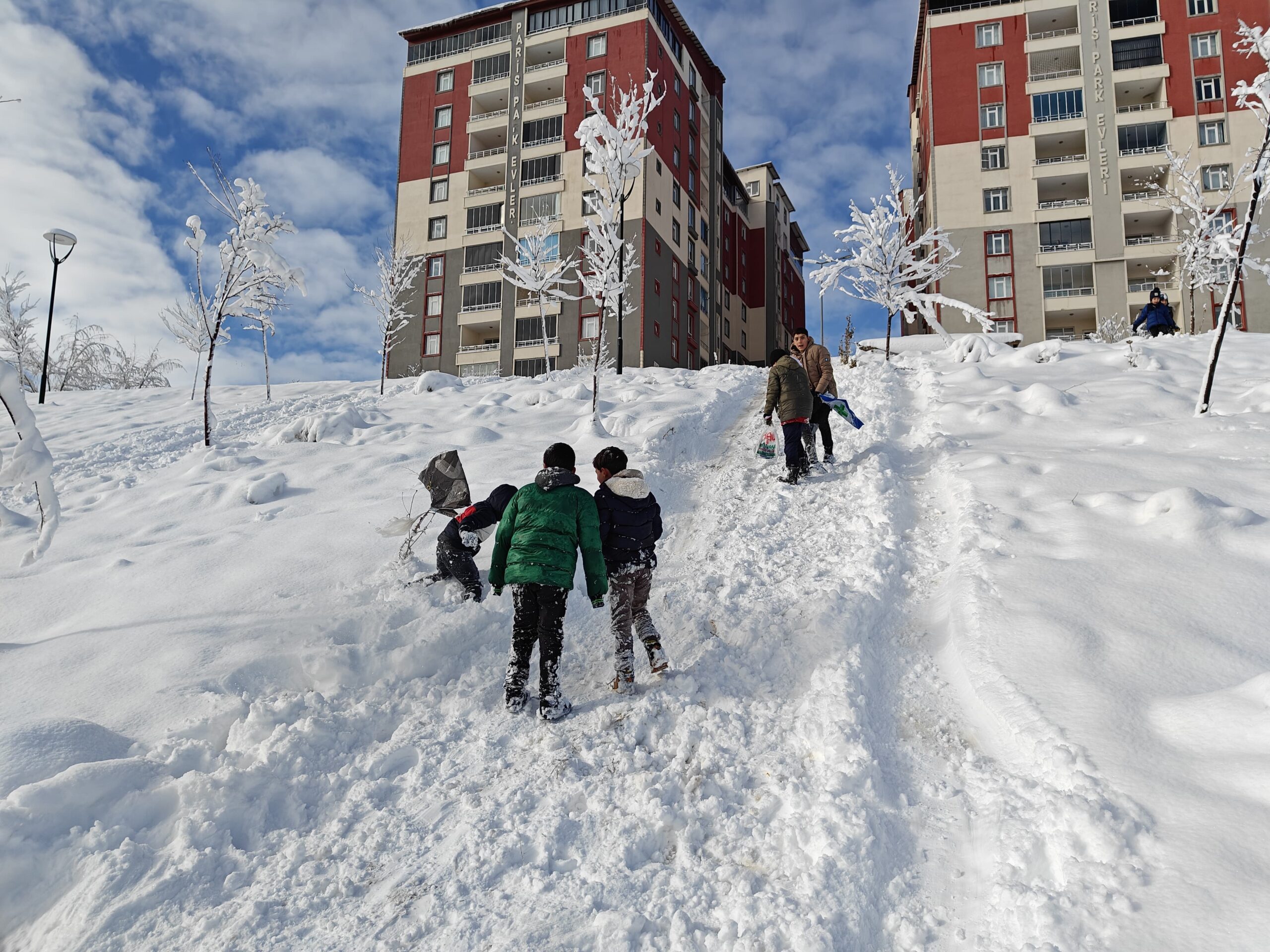 Haberler peş peşe geliyor. Eğitime ara verilen kentler