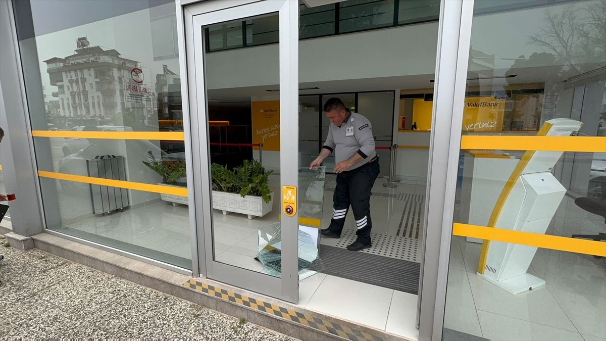 Antalya’da Bankanın Camını Kıran Şüpheli İçin Arama Çalışmaları Devam Ediyor