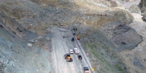 hakkari-van-kara-yolunda-heyelan-ulasim-tamamen-kesildi-Nx8QkXKa