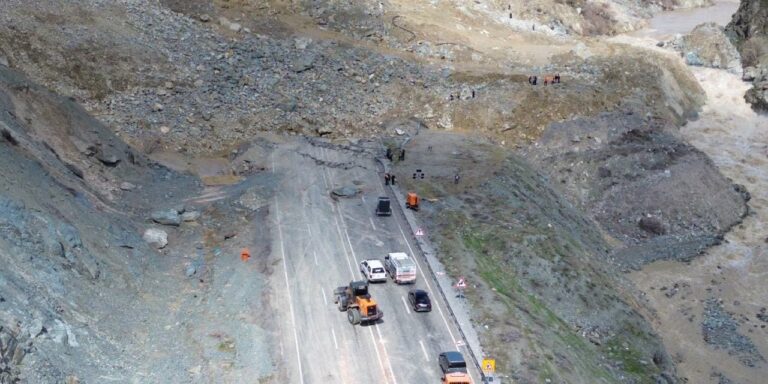 hakkari-van-kara-yolunda-heyelan-ulasim-tamamen-kesildi-Nx8QkXKa