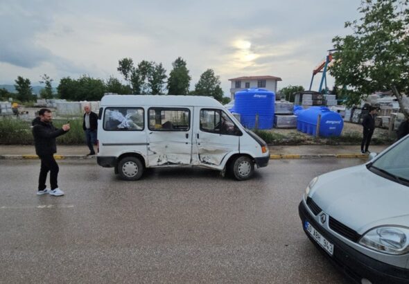 iki-minibusun-karistigi-kazada-11-yarali-lsNQxfZO